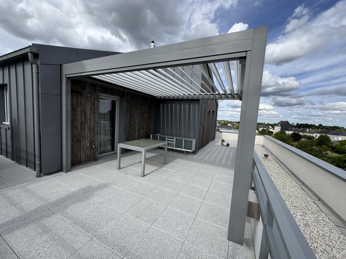 Pergola bioclimatique à lames orientables — JLR Menuiseries Angers