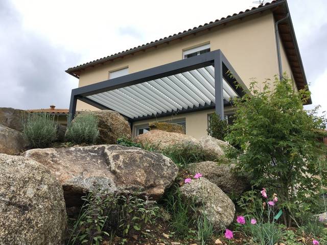 Pergola bioclimatique en aluminium — JLR Menuiseries Angers