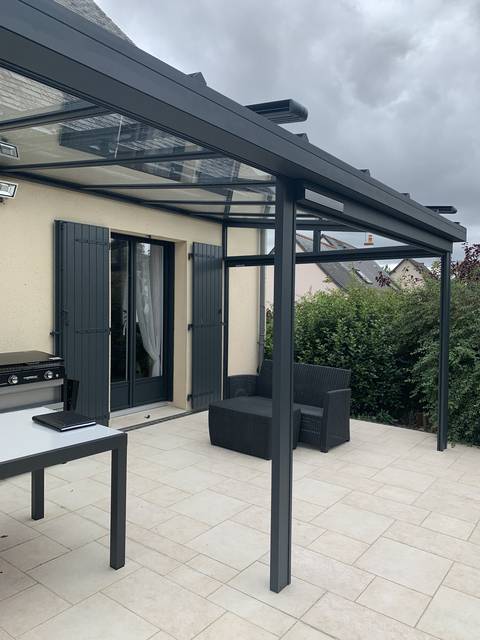 Préau aluminium à toiture vitrée — JLR Menuiseries Angers