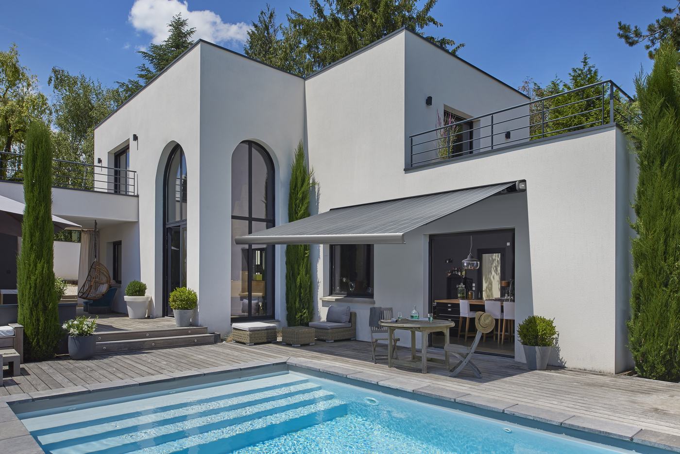 Store banne déployé au-dessus d'une terrasse — JLR Menuiseries