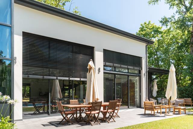 Store extérieur — protection solaire — JLR Menuiseries Angers