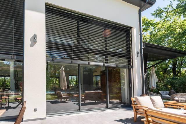 Store extérieur — protection solaire — JLR Menuiseries Angers