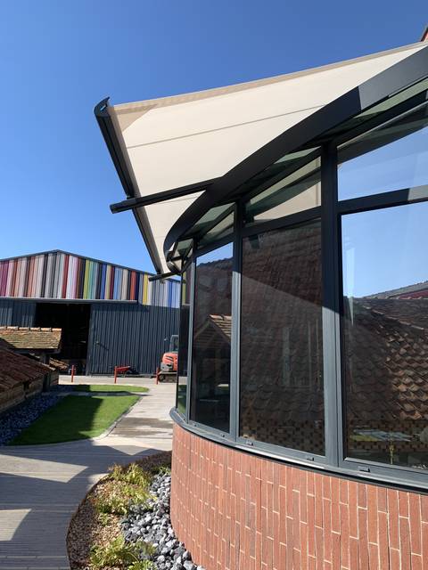 Store extérieur — protection solaire — JLR Menuiseries Angers